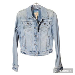 ABERCROMBIE &Fitch light wash fitted cropped jean jacket with slash pockets